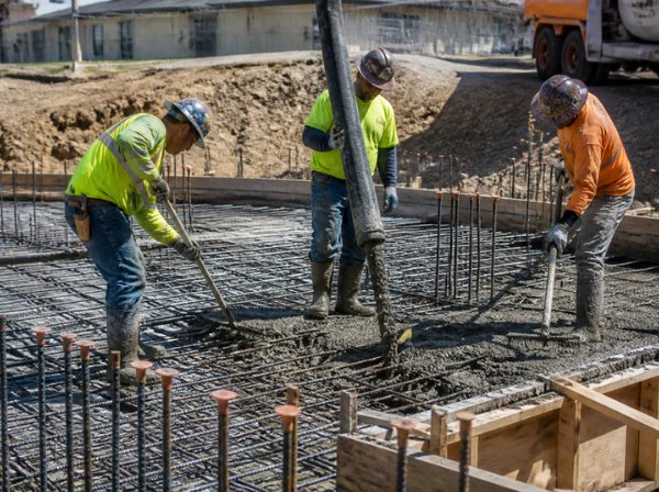 Cuadrilla durante un colado de concreto