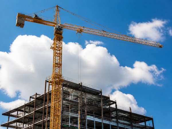 Grúa torre sobre un edificio en obra