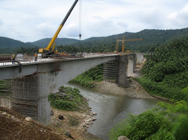 Puente en construcción sobre un río