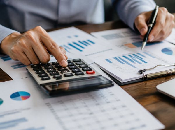Reportes financieros impresos y laptop
