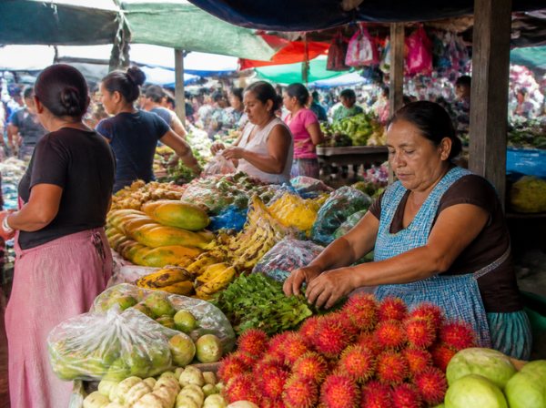 Mercado local con vendedoras de frutas