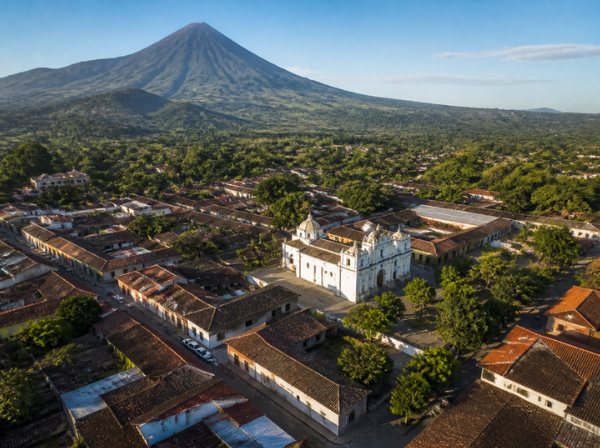 Pueblo con iglesia blanca y volcán al fondo