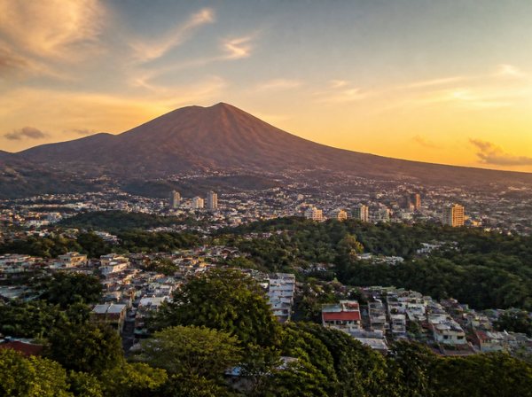 San Salvador al atardecer con el volcán