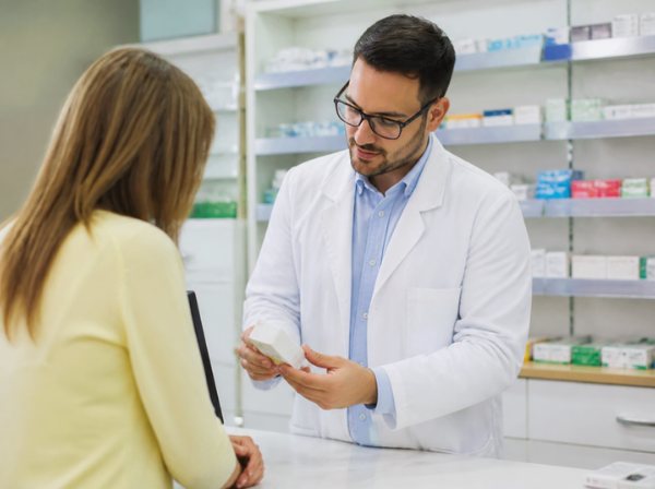 Farmacéutico atiende a una clienta