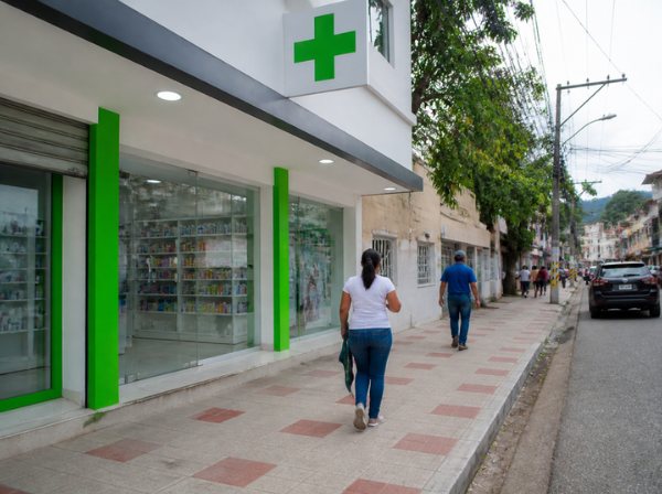 Fachada de una farmacia de barrio