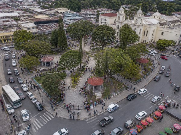 Plaza central de una ciudad salvadoreña