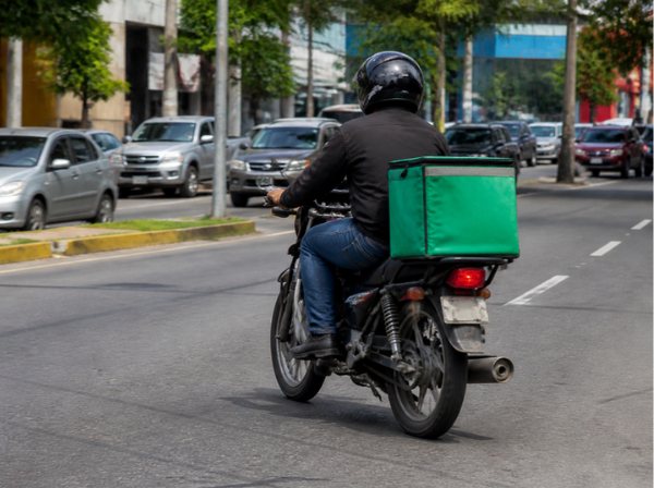 Repartidor en motocicleta