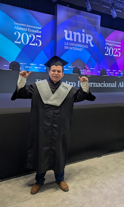 Martín Velasco en graduación de maestría