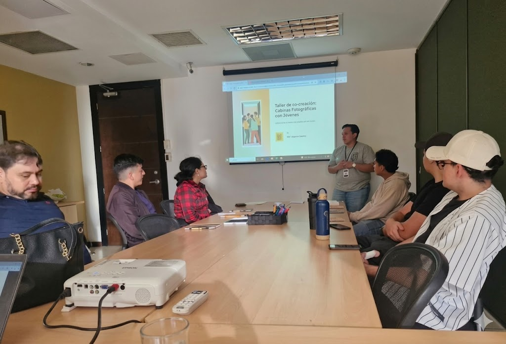 Martín Velasco facilitando taller de co-creación sobre cabinas fotográficas con jóvenes